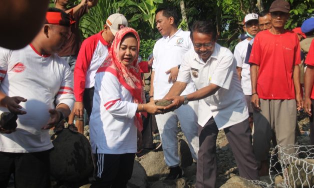 Antisipasi Banjir Susulan Warga Tajug Buat Bronjong