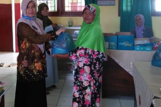Guru SDN 2 Klapasawit Bantu Enam Pedagang Jajanan