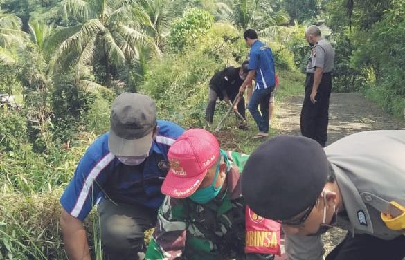 Karang Taruna Sari Kerja Bhakti Hijaukan Daerah Rawan Longsor
