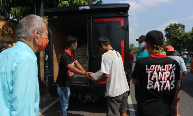 Dewi Group Bagikan Beras ke Tukang Becak dan Tukang Parkir