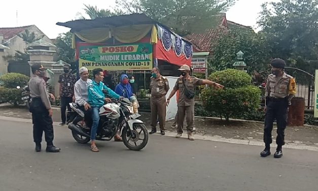 Tidak Bermasker, Warga Bersihkan Lingkungan Kantor Kecamatan