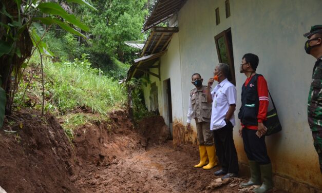 Pjs Bupati Meninjau Korban Terdampak Longsor di Tangkisan