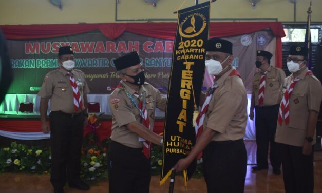 Kwarcab Purbalingga Terima Samir Kejuaraan dari Kwarda Jateng