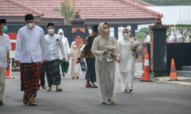 Bupati Tiwi dan Keluarga Salat Id di Masjid Agung Daarussalam Purbalingga