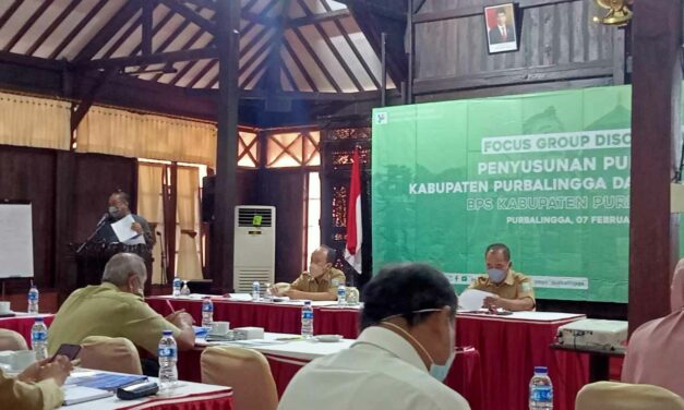 Dinkominfo Menerima Penghargaan Kontributor Terbaik Penyusunan Data Purbalinga Dalam Angka