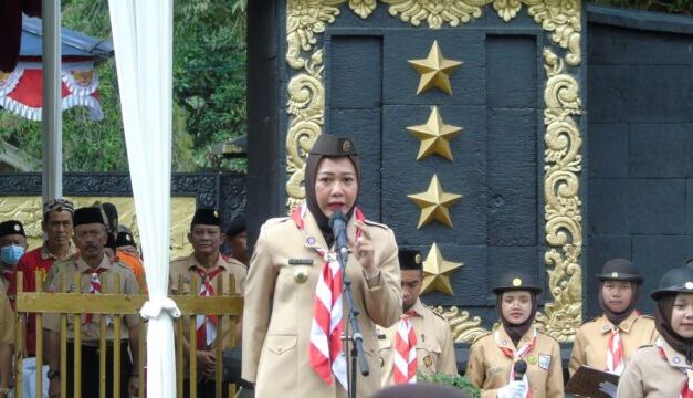 Ka Mabicab Purbalingga Dyah Hayuning Pratiwi Terima Lencana Darma Bakti dari Kwarnas