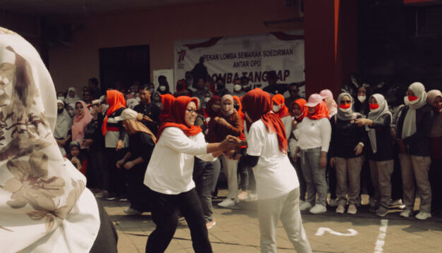 Kemeriahan Lomba Tangkap Belut Antar OPD Purbalingga