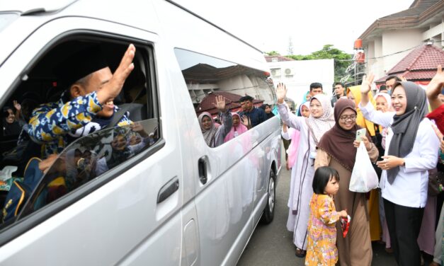Bupati Berangkatkan Umroh Gratis Kepada 5 Tokoh Agama dan Masyarakat