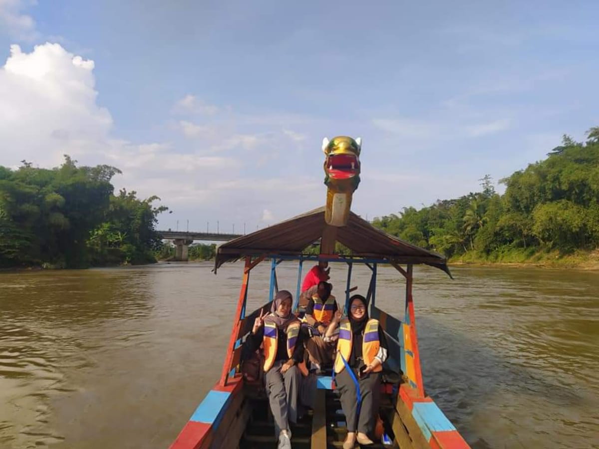 Menyusuri Sungai Di Desa Wisata Hijau Batujai