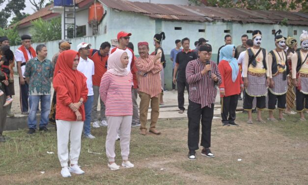 Bupati Tiwi Meriahkan Karnaval Kemerdekaan Desa Gembong