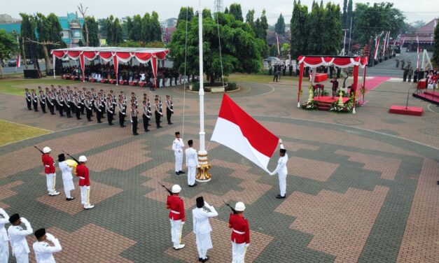 Upacara HUT Ke-78 Kemerdekaan RI, Bupati Tiwi Serahkan Sejumlah Penghargaan