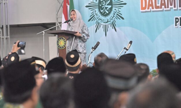 Hadiri Pengukuhan Pengurus Muhammadiyah, Bupati Tiwi Harap Jadi Penyejuk Pemilu 2024