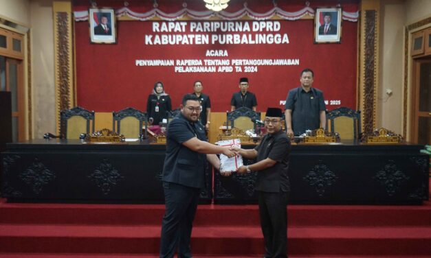 Wabup Purbalingga Serahkan Raperda Pertanggungjawaban Pelaksanaan APBD 2024