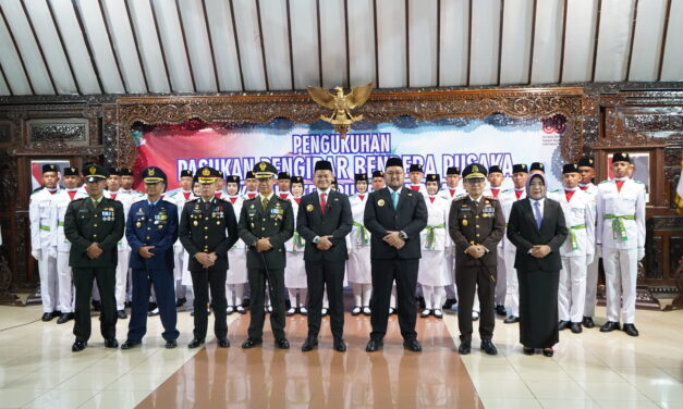 Bupati Fahmi Kukuhkan 30 Anggota Paskibraka, Tekankan Peran sebagai Duta Teladan 