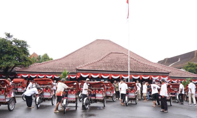 100 Tukang Becak di Purbalingga Terima Bantuan Becak Listrik dari Presiden Prabowo