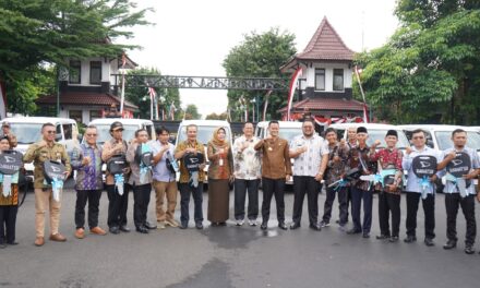 Bupati Purbalingga Serahkan 10 Mobil Operasional Desa dan Bus Sekolah