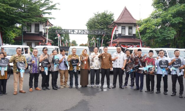 Bupati Purbalingga Serahkan 10 Mobil Operasional Desa dan Bus Sekolah