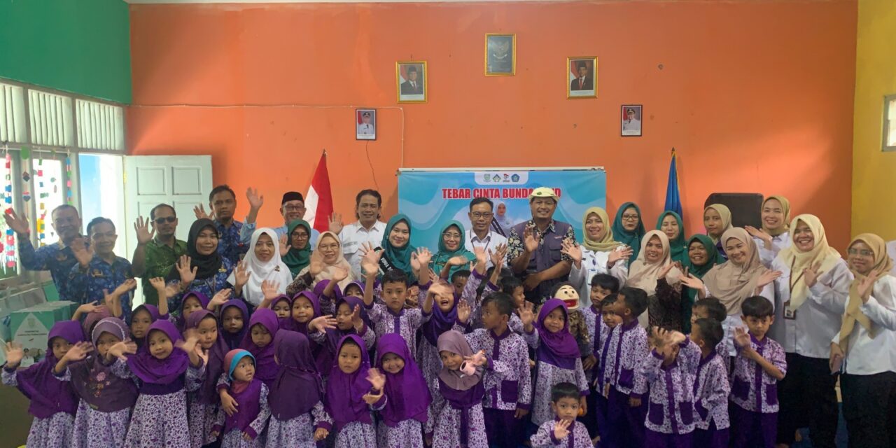 Tebar Cinta Bunda PAUD, KB As-Syifa Bumisari Terima Bantuan APE dan Buku
