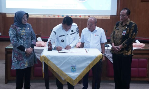 Bupati Purbalingga Serahkan 1,6 M Hasil Bulan Dana Kepada PMI Kabupaten Purbalingga